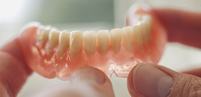 O uso de próteses removíveis na completa ausência de dentes