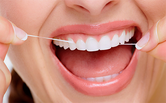 L'uso del filo interdentale consente di pulire efficacemente gli spazi interdentali, dove spesso si accumulano detriti e placca alimentare.