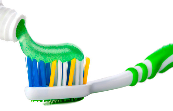 I dentifrici con contenuto di fluoro sono molto efficaci contro la carie.
