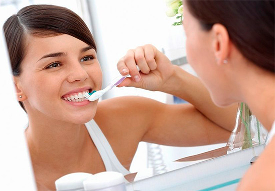 È necessario trattare qualsiasi tipo di carie in una clinica dentale, ma è anche possibile una terapia ausiliaria a casa.