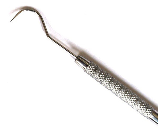 Uma sonda dentária (foto) é amplamente usada para diagnosticar focos ocultos de cárie dentária.