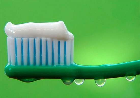 Mesmo se você escovar os dentes com a escova de alguém, você definitivamente não será infectado por cárie.