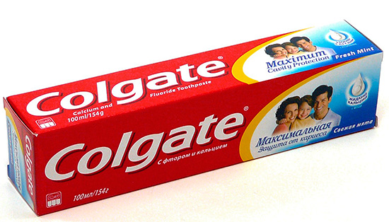 Creme dental Colgate com fluoreto e cálcio
