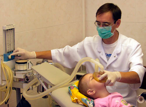 Em alguns casos, a anestesia pode ser o único meio que permitirá que a criança normalmente cure os dentes.