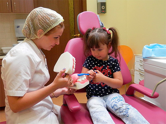 O dentista pediátrico tentará tornar o procedimento para tratamento odontológico no bebê interessante e não assustador.