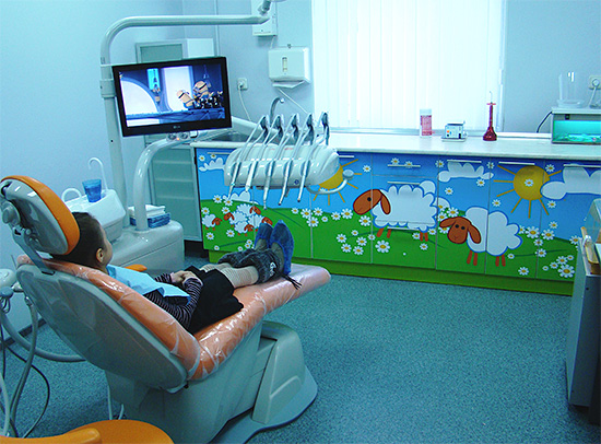 Questo potrebbe apparire come uno studio dentistico per bambini in una clinica moderna.