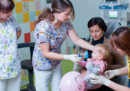 Per i bambini piccoli, il trattamento dentale può essere eseguito utilizzando l'anestesia generale (in anestesia generale).