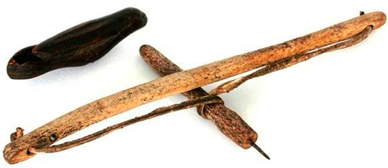 Nos tempos do Império Romano, o médico Archigen realizou o tratamento de um dente afetado por cárie com a ajuda de uma broca simples.