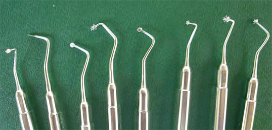 É assim que se parece um conjunto de ferramentas odontológicas para o tratamento de cáries com a ajuda da técnica ART.