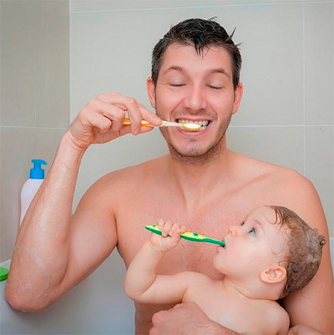 Ensinar uma criança a escovar os dentes melhor de uma maneira lúdica, mostrando um exemplo pessoal.