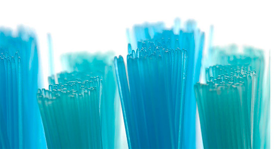Escova de dentes com cerdas duras médias será adequada para a maioria dos adultos