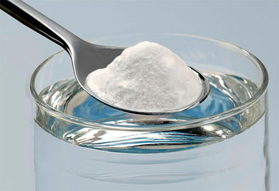Risciacquare la bocca con una soluzione calda di sale e soda a volte aiuta davvero ad alleviare rapidamente il dolore al dente dopo il riempimento.