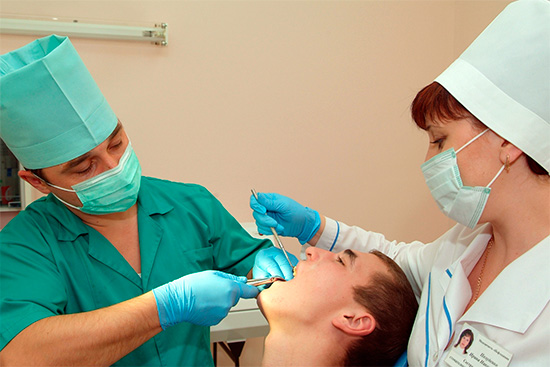 Muitas pessoas, de todas as maneiras possíveis, atrasam a visita ao médico, temendo que a remoção de um dente do siso seja muito dolorosa.
