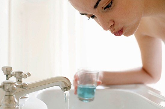 Uno dei rimedi popolari più efficaci per alleviare il mal di denti è un collutorio caldo con varie soluzioni e decotti.