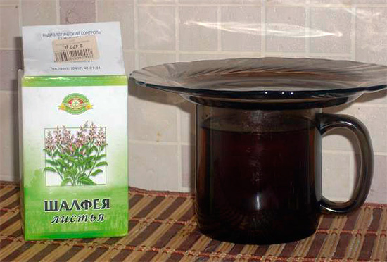 Sciacquare la bocca con un brodo caldo a base di salvia (foglie) è un vecchio metodo popolare per alleviare il mal di denti.
