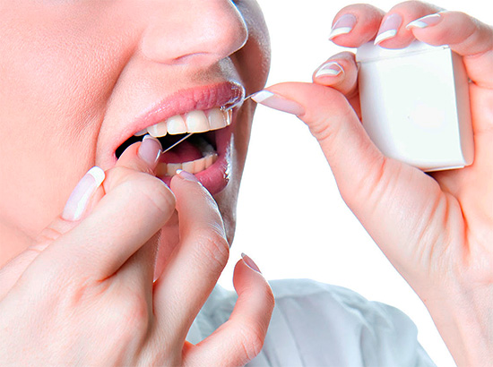 Escovar os dentes protegidos por coroas é tão importante quanto os demais, prestando atenção especial às áreas próximas à margem gengival.