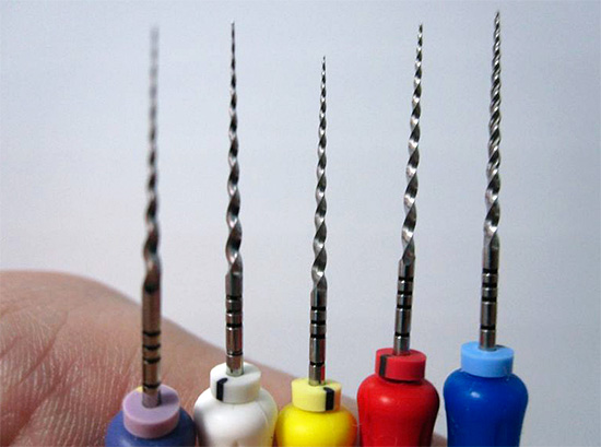 Com essas agulhas, os dentistas limpam e expandem os canais do dente.
