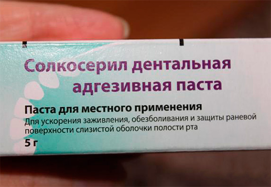 Pasta adesiva dental Solcoseryl acelera a cicatrização da superfície da ferida da mucosa oral.