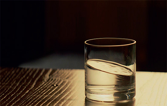 Si ritiene che l'acqua sia in grado di assorbire il potere delle parole pronunciate.