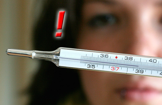 Um sinal alarmante é um aumento significativo da temperatura corporal após a extração do dente.
