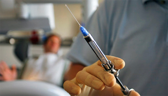 Nella maggior parte dei casi, l'anestesia locale è sufficiente per la rimozione del nervo indolore.