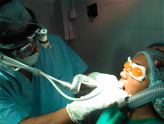 Algo assim pode parecer um procedimento de tratamento odontológico sob anestesia geral (anestesia).