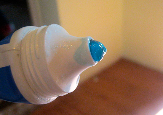 Na cor, o conteúdo do tubo realmente se parece com gel azul.