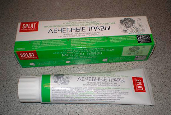 As ervas são uma opção para os amantes de creme dental com base em ingredientes naturais