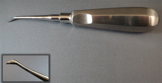 Con l'aiuto di un tale ascensore, i chirurghi dentali estraggono un dente da un buco.