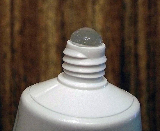 A foto mostra claramente que a pasta de dente do Asepta Baby é um gel quase transparente.