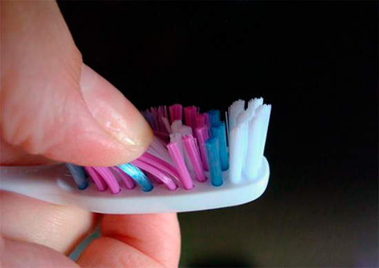 O uso de uma escova de dentes dura pode, em alguns casos, levar a abrasão excessiva do esmalte e causar sensibilidade dentária a vários irritantes.