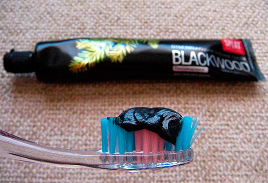 Creme dental de Blackwood Splat do carvão vegetal.