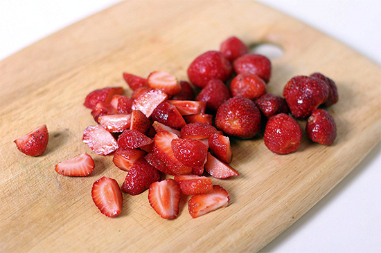 Morangos e outras bagas e frutas ácidas, em certos casos, podem contribuir para a remoção do tártaro, mas, se usados ​​incorretamente, podem levar à desmineralização do esmalte dos dentes.
