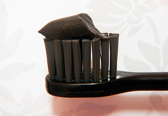 A pasta de dentes Twin Lotus Active Charcoal contém carvão, portanto o produto é preto.