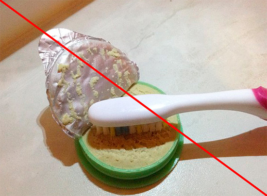 É altamente indesejável retirar a pasta de dente do frasco diretamente com uma escova, pois isso causa contaminação regular do produto por bactérias.