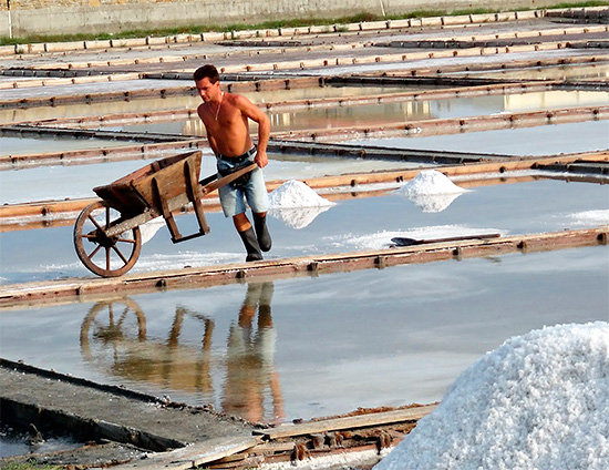 Bulgária, Pomorie - é assim que a mineração de sal se parece aqui