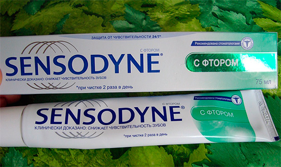 Os componentes ativos da pasta de fluoreto de Sensodyne são fluoreto de sódio e nitrato de potássio, que efetivamente ajudam a reduzir a sensibilidade dentária.