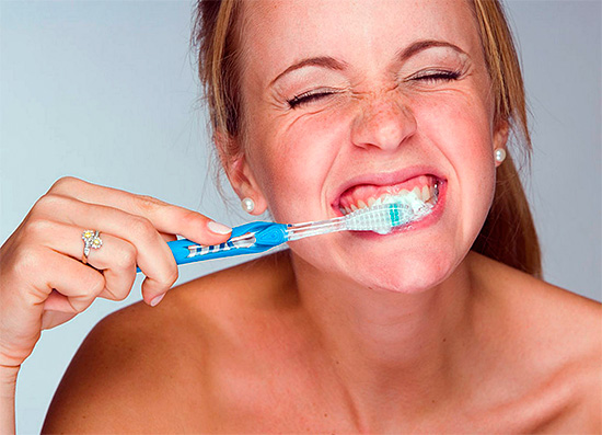 O uso de cremes dentais Sensodin em muitos casos realmente ajuda a eliminar a sensibilidade dolorosa dos dentes à ação de vários irritantes.