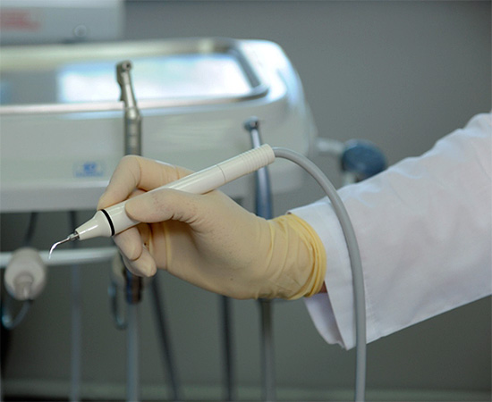 O dispositivo para limpeza ultrassônica de dentes de placa bacteriana e tártaro.