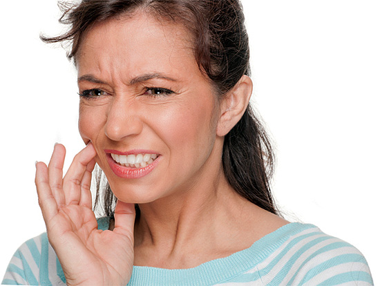 O efeito colateral mais comum do clareamento dental é o aumento da sensibilidade por algum tempo.