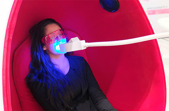 O procedimento para clareamento do esmalte, realizado pelo dentista, é mais delicado devido ao monitoramento cuidadoso por um especialista em cada etapa do processo.