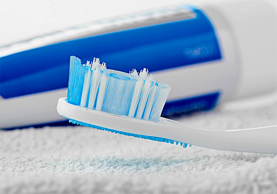 Muitas vezes, em vez de nem sempre experiências seguras com receitas populares, é mais fácil e mais eficaz usar uma pasta de dente branqueadora.