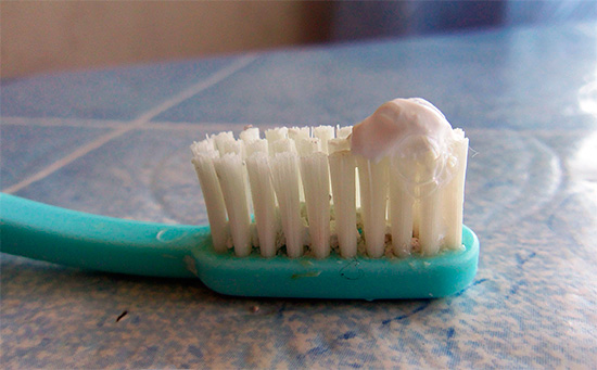 Uma maneira relativamente segura de clarear (clarear) os dentes é usar pastas de dente branqueadoras.