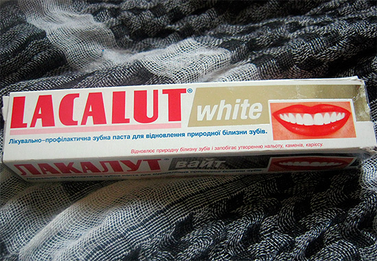E nesta foto há um pacote de creme dental Lacalut White.