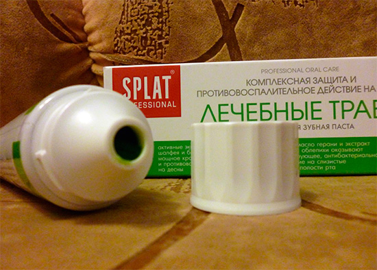 Outro creme dental anti-inflamatório é o Splat Healing Herbs.