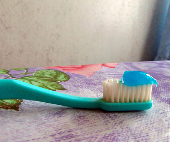 E então ela olha em uma escova de dentes.