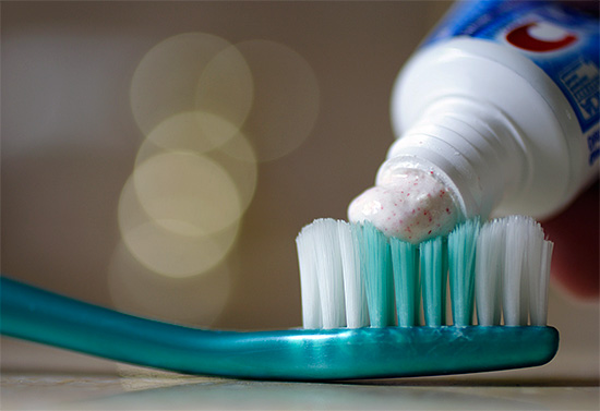 A composição do Toothpastes Cross não se concentra no uso de ingredientes naturais - em primeiro lugar, esses ingredientes são usados ​​para dar o resultado desejado, mesmo que às vezes não sejam os mais cautelosos.