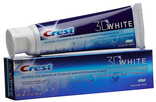 A foto mostra um exemplo de creme dental branqueador Crest da série 3D White.