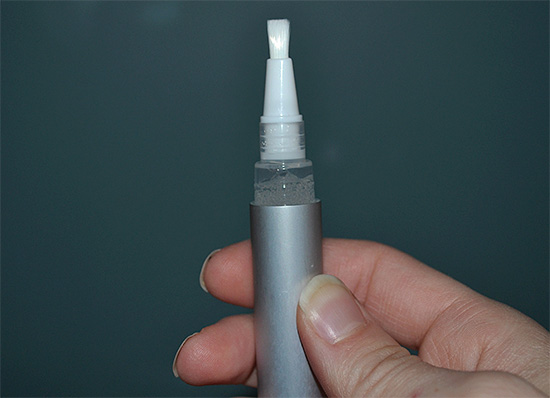 A foto mostra um exemplo de um lápis clareador de dentes.