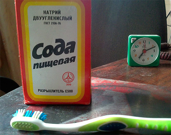 Tentativas de escovar os dentes regularmente com bicarbonato de sódio podem causar danos significativos ao esmalte devido à sua abrasão.